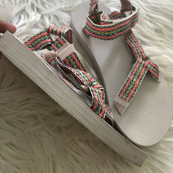 Aeropostale‎ Colorful Textured Sandal - Picture 3 of 4